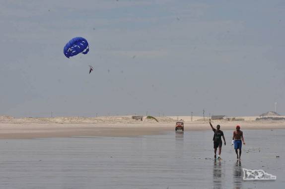 Perto de Canoa Quebrada, com movimento cada vez mais intenso de turistas, no litoral do Ceará